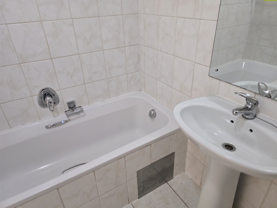 To Let 2 Bedroom Property for Rent in Admirals Park Western Cape